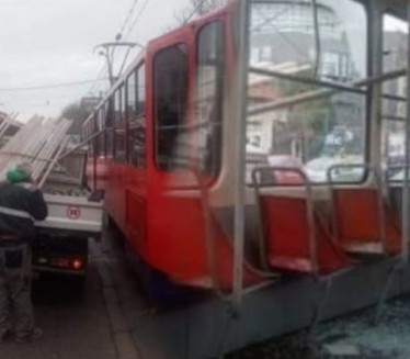 DVE OSOBE POVREĐENE U NEZGODI: Šipke probile tramvaj (FOTO)