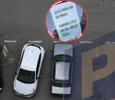 УРНЕБЕСНА ПОРУКА НА АУТУ: "Паркирај пола метра даље" (ФОТО)