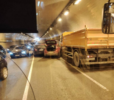 Sudar više vozila u Terazijskom tunelu