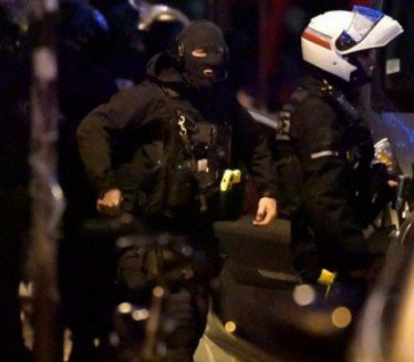 PARIZ NA NOGAMA: Muškarac puca sa balkona, izašli specijalci