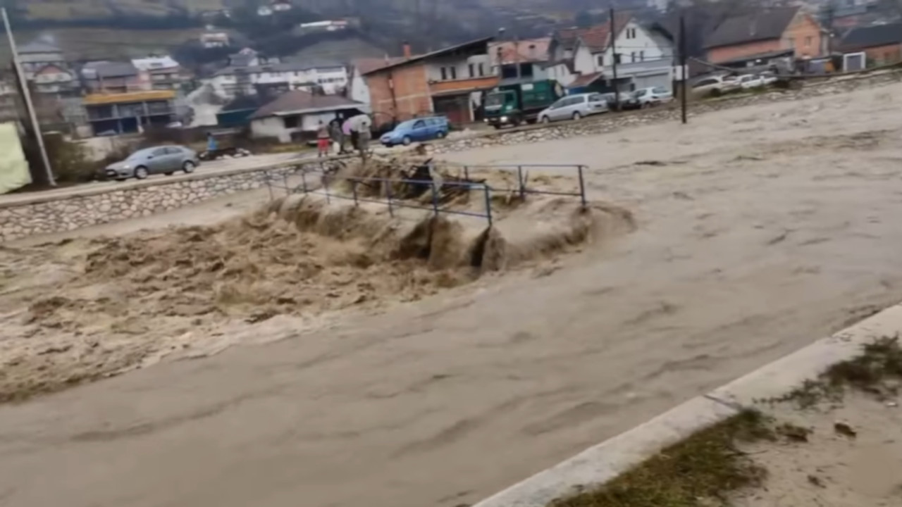 ВЕЛИКО НЕВРЕМЕ: Широм Србије потопљене улице (ВИДЕО)