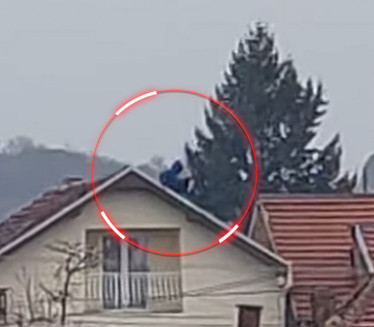 DRAMA U LESKOVCU: Dečak preti da će skočiti sa krova (VIDEO)