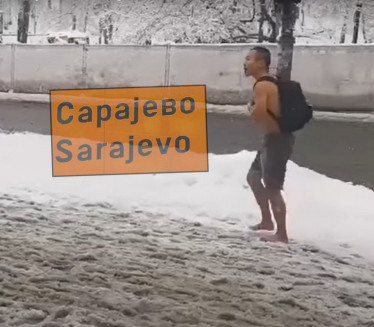 NIJE MU HLADNO?! Polugo šetao po snegu kroz Sarajevo (VIDEO)
