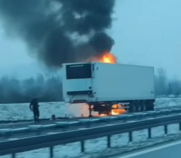 ПОЖАР НА АУТОПУТУ: Запалила се приколица камиона (ВИДЕО)