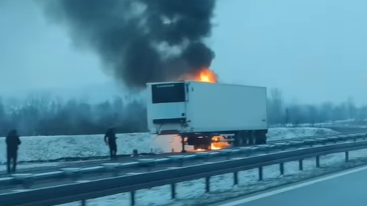 ПОЖАР НА АУТОПУТУ: Запалила се приколица камиона (ВИДЕО)
