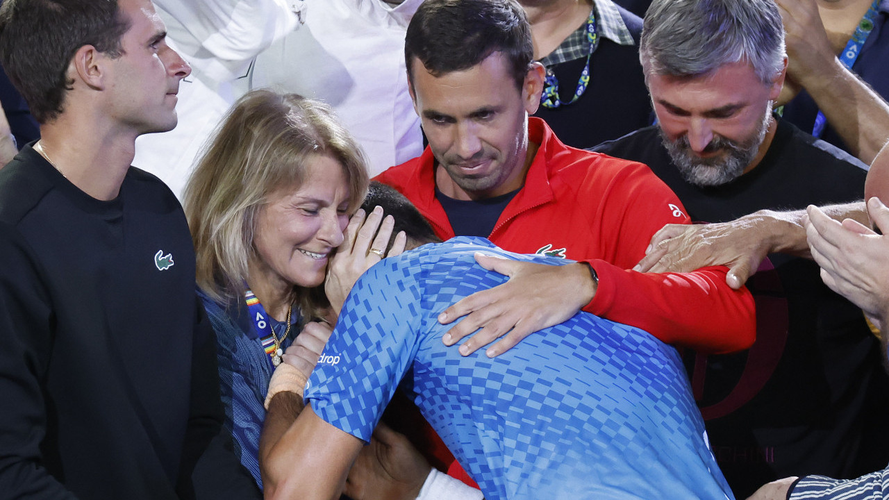 NIKADA EMOTIVNIJE: Novak zaplakao majci na ramenu (FOTO)