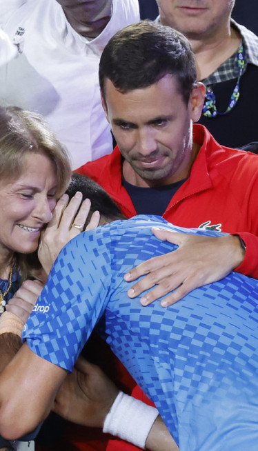 NIKADA EMOTIVNIJE: Novak zaplakao majci na ramenu (FOTO)