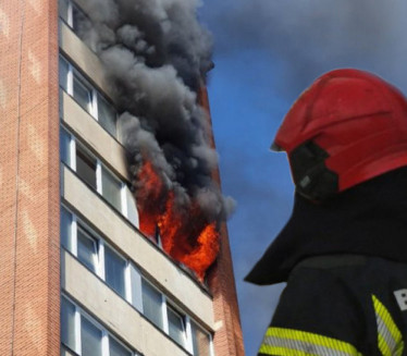 POŽAR NA ZVEZDARI: Plamen zahvatio stan, povređen muškarac
