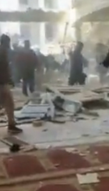 УСРЕД МОЛИТВЕ: Ескплозија срушила део џамија у Пакистану