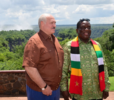 КАД ПРЕДСЕДНИЦИ МЕЊАЈУ ПОКЛОНЕ: Лукашенко одушевио Зимбабве