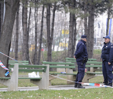 HOROR NA KARABURMI: U parku pronađeno telo devojke (25)