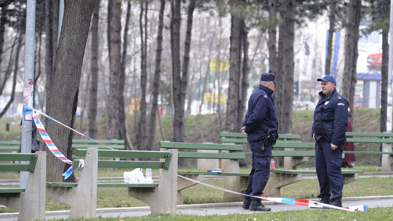 HOROR NA KARABURMI: U parku pronađeno telo devojke (25)