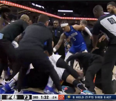SEVALE PESNICE: Fizički okršaj na NBA utakmici (VIDEO)