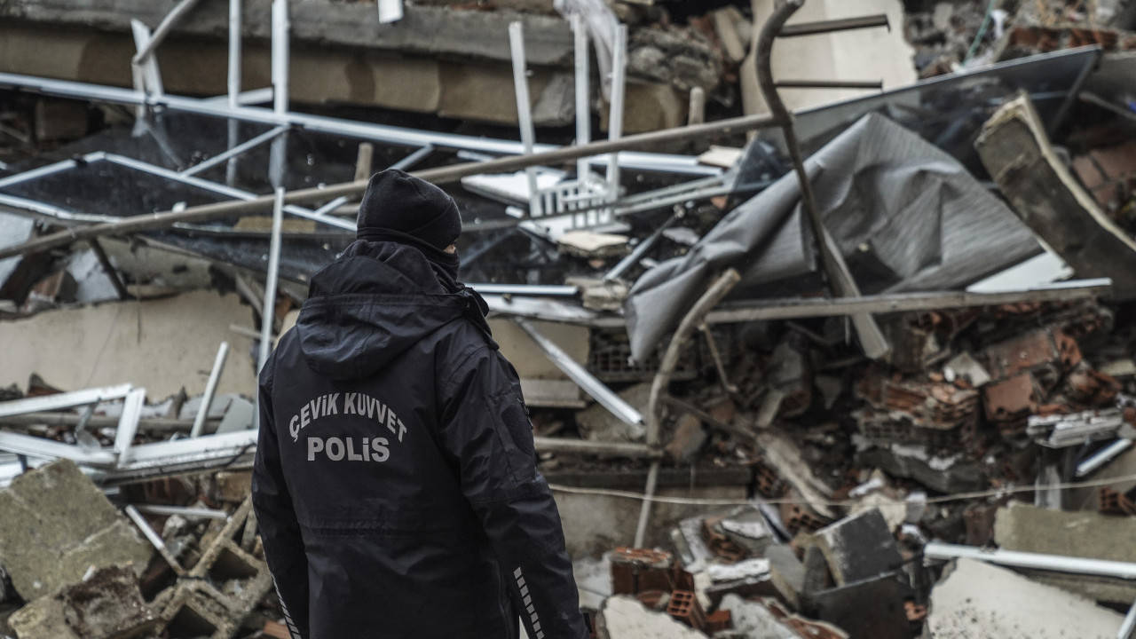 ЦРНИ БИЛАНС СЕ ПОВЕЋАВА: Преко 4.300 погинулих у земљотресу