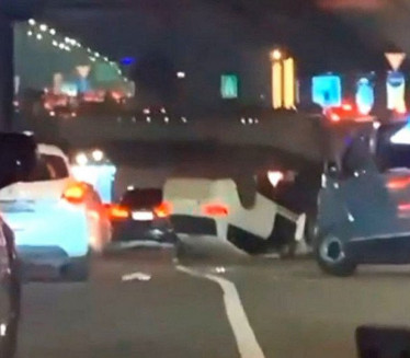 NESREĆA U BEOGRADU: Automobil se prevrnuo, povređena žena
