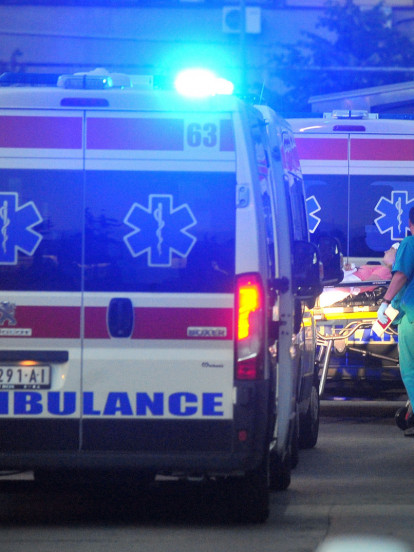Taksista udario staricu u Nišu, polomio joj nogu