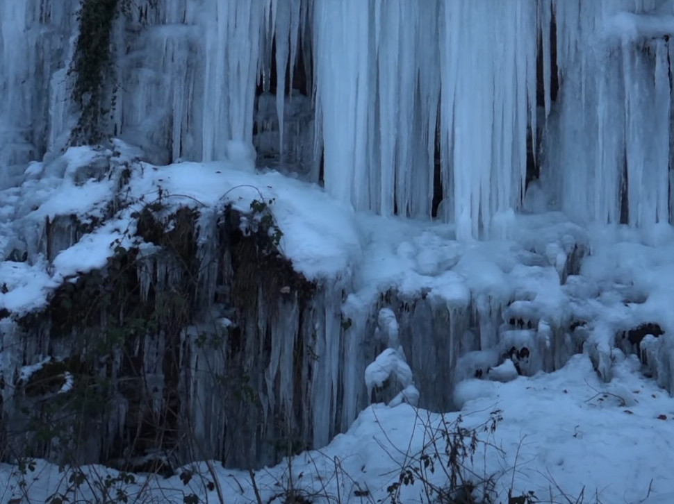 ЛЕДЕНА АТРАКЦИЈА: Нестварне слике зиме у Ивањици (ВИДЕО)