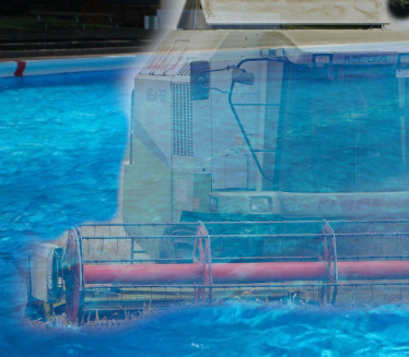 САМО У СРБИЈИ - НЕСТВАРНА ФОТКА: Комбајном улетео у базен