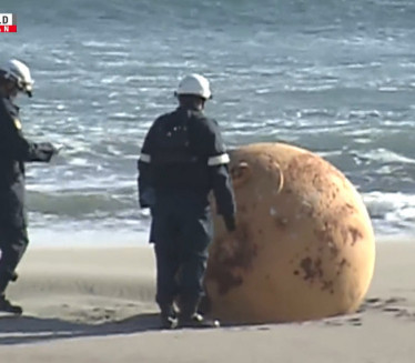 СЦЕНЕ КАО ИЗ ФИЛМА: На обалу Јапана испливала велика кугла