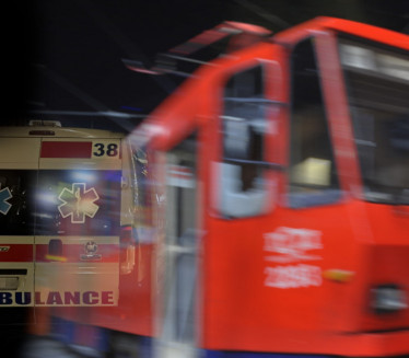 UŽAS NA VOŽDOVCU: Trogodišnje dete ispalo iz tramvaja