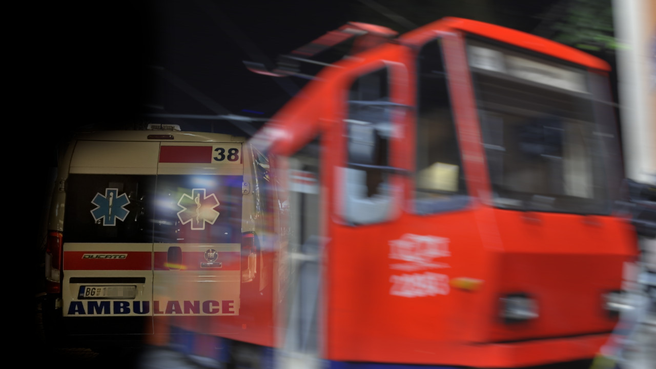 UŽAS U CENTRU BEOGRADA: Žena ispala iz tramvaja