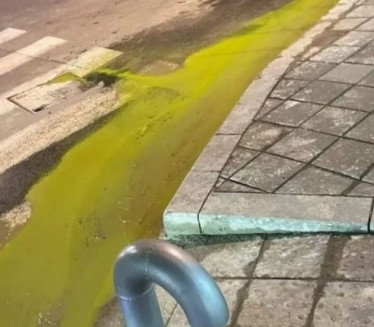 НЕОБИЧНА СЦЕНА НА СЛАВИЈИ: Београдском текла зелена вода