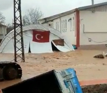 НАЈМАЊЕ 10 МРТВИХ: Расте број жртава поплава у Турској ВИДЕО