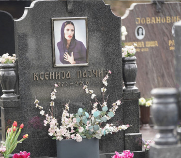 ПРОШЛО ЈЕ 13 ГОДИНА: Мајка уплакана стигла на Ксенијин гроб