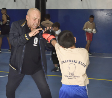 SKLONIMO DECU SA ULICE: Hasan otvorio bokserski klub (VIDEO)