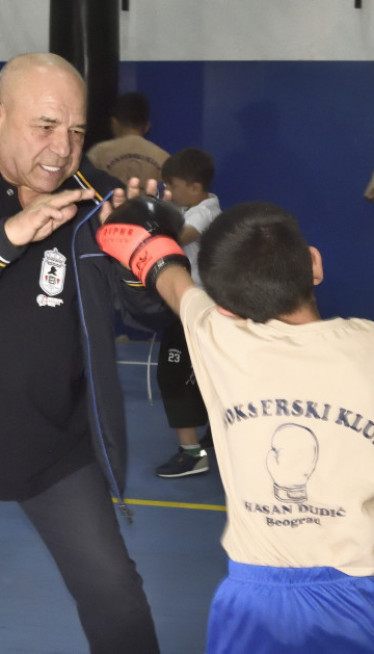 SKLONIMO DECU SA ULICE: Hasan otvorio bokserski klub (VIDEO)
