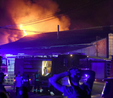 POŽAR U VINČI: Vatrogasne ekipe i policija na terenu