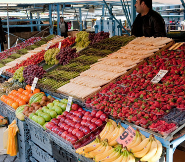 TEZGE PREPUNE: Ovo su cene voća i povrća na Zemunskoj pijaci