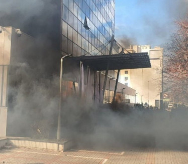 PROTEST PROTIV KURTIJA I ZSO: Dimne bombe u Prištini
