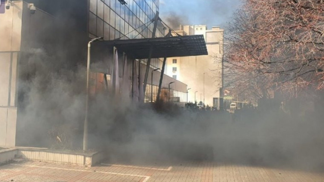 PROTEST PROTIV KURTIJA I ZSO: Dimne bombe u Prištini