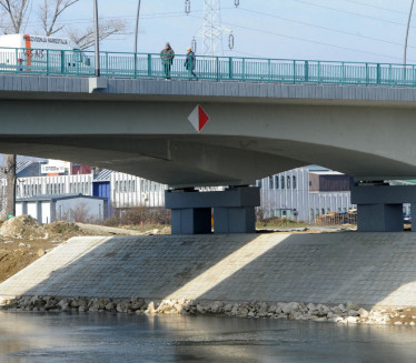 SPAŠENA DEVOJČICA IZ REKE (15): Skočila s mosta u Dunav