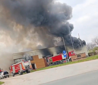 ГОРИ ФАБРИКА: Велики пожар у С. Митровици, дим прекрио град