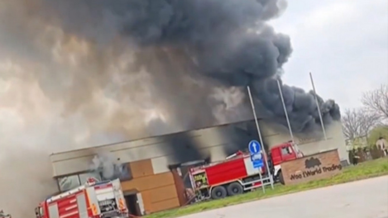 GORI FABRIKA: Veliki požar u S. Mitrovici, dim prekrio grad