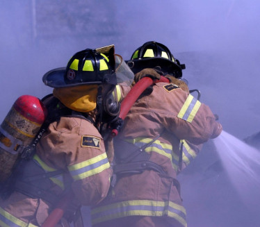 BUKTINJA GUTA AUTOBUS: Vatrogasci u Nišu se bore sa plamenom