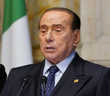 РЕАГУЈЕ НА ТЕРАПИЈУ: Берлусконијеви лекари оптимистични