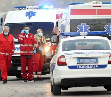 AUTO PODLETEO POD KAMION: Vozač u Kruševcu teško povređen