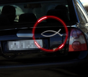 Зашто људи масовно каче овај симбол на колима?