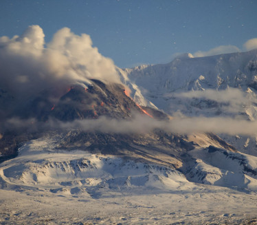 СТРАХ ОД ГЛОБАЛНОГ ЗАХЛАЂЕЊА Руски вулкан још избацује пепео