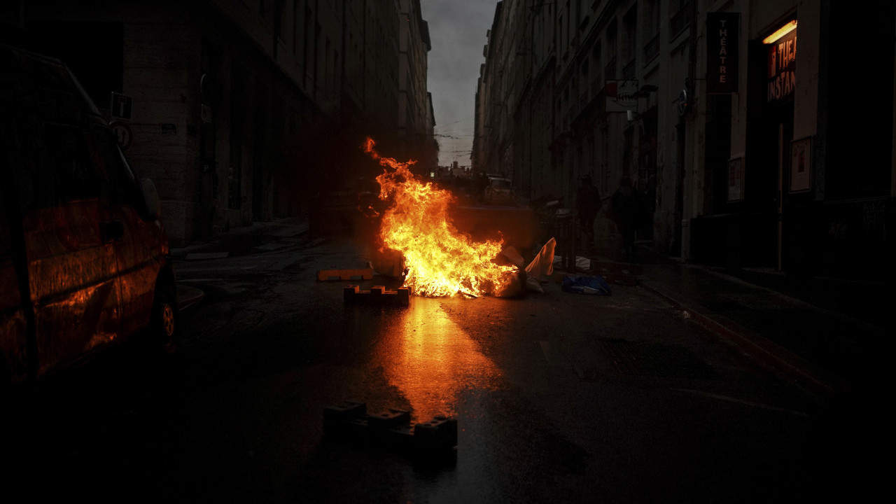 OKUPIRAN PARIZ: Masa na ulicama, sukobljavaju se sa policijom