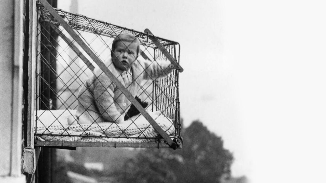 BIZARNO: Istina o fotografiji bebe u kavezu