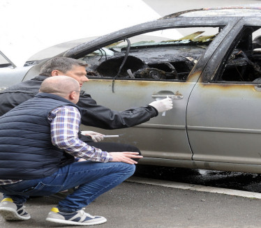 КИМ: Запаљен аутомобил са српским таблицама