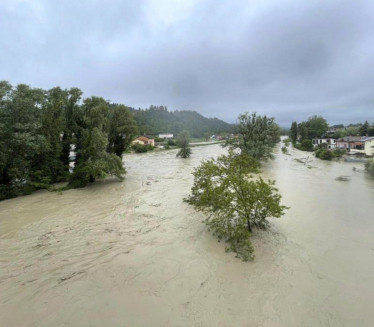 АПОКАЛИПТИЧНЕ СЦЕНЕ: 50.000 остало без струје због поплава