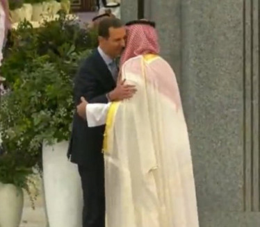 ИСТОРИЈСКО ПОМИРЕЊЕ: Асад у загрљају саудијског принца ВИДЕО