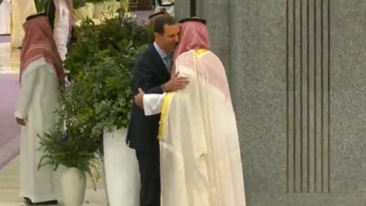 ИСТОРИЈСКО ПОМИРЕЊЕ: Асад у загрљају саудијског принца ВИДЕО