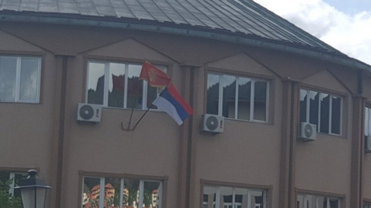 ВИЈОРИ СЕ ТРОБОЈКА: Раширили српску заставу у Пљевљима