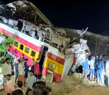 JEZIVA NESREĆA: Najmanje 288 mrtvih u sudaru vozova u Indiji